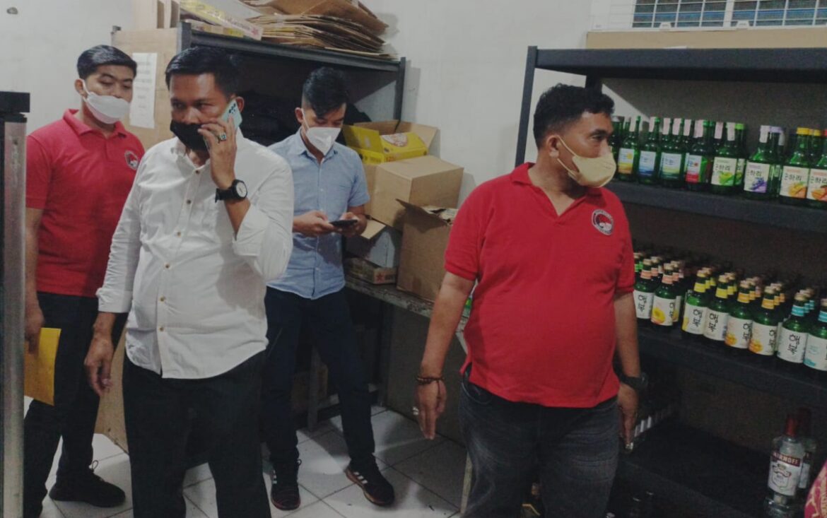 POLRES METRO BEKASI KOTA MENYITA RIBUAN BOTOL MIRAS BERBAGAI JENIS MEREK.