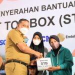 PLT WALI KOTA BEKASI SERAHKAN SET TOP BOX DARI EMTEX UNTUK MASYARAKAT KOTA BEKASI