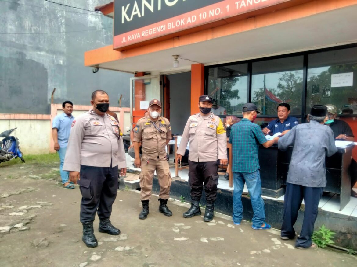 Personel Polsek Pasar Kemis Lakukan Pengamanan Penyaluran BLT BBM Tahap 1 di Kantor Pos dan Giro