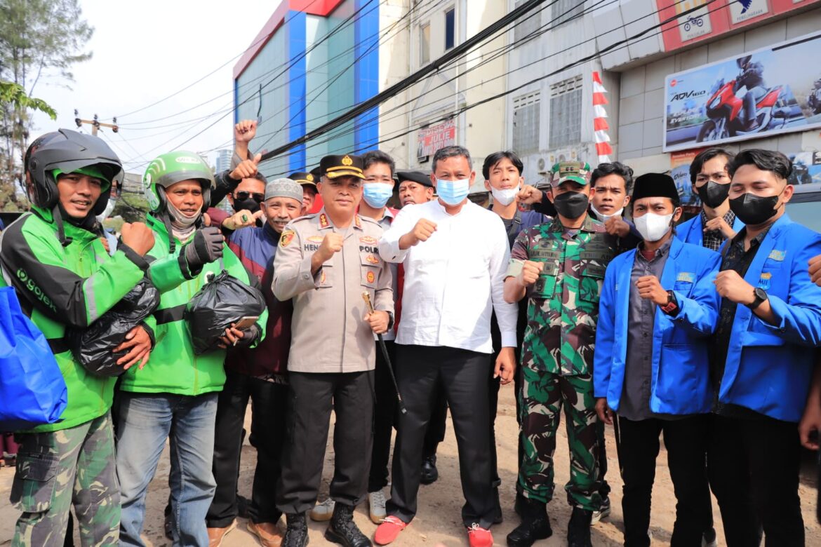 Peduli Dampak Pengalihan BBM, Kapolres Metro Bekasi Kota, Plt Wali Kota dan Dandim 0507/ Bekasi gandeng Mahasiswa Bagikan Paket Sembako Bekasi Selatan