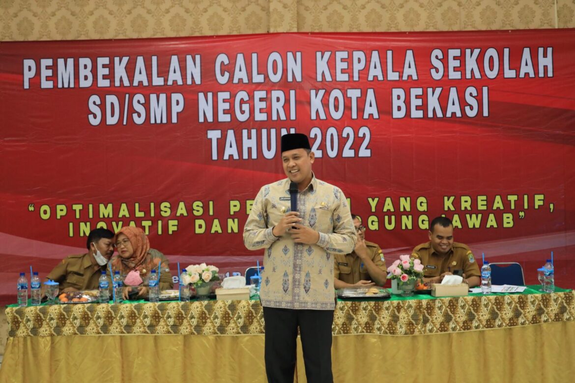 PLT WALI KOTA BEKASI BERI ARAHAN PEMBEKALAN CALON KEPSEK