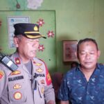 Giat Empati Building, Kapolsek Bekasi Kota Bagi Sembako kepada Ibu - Ibu lansia, Istri Pekerja Serabutan dan Istri Pengemudi Ojek yang berdampak Kenaikan Harga BBM