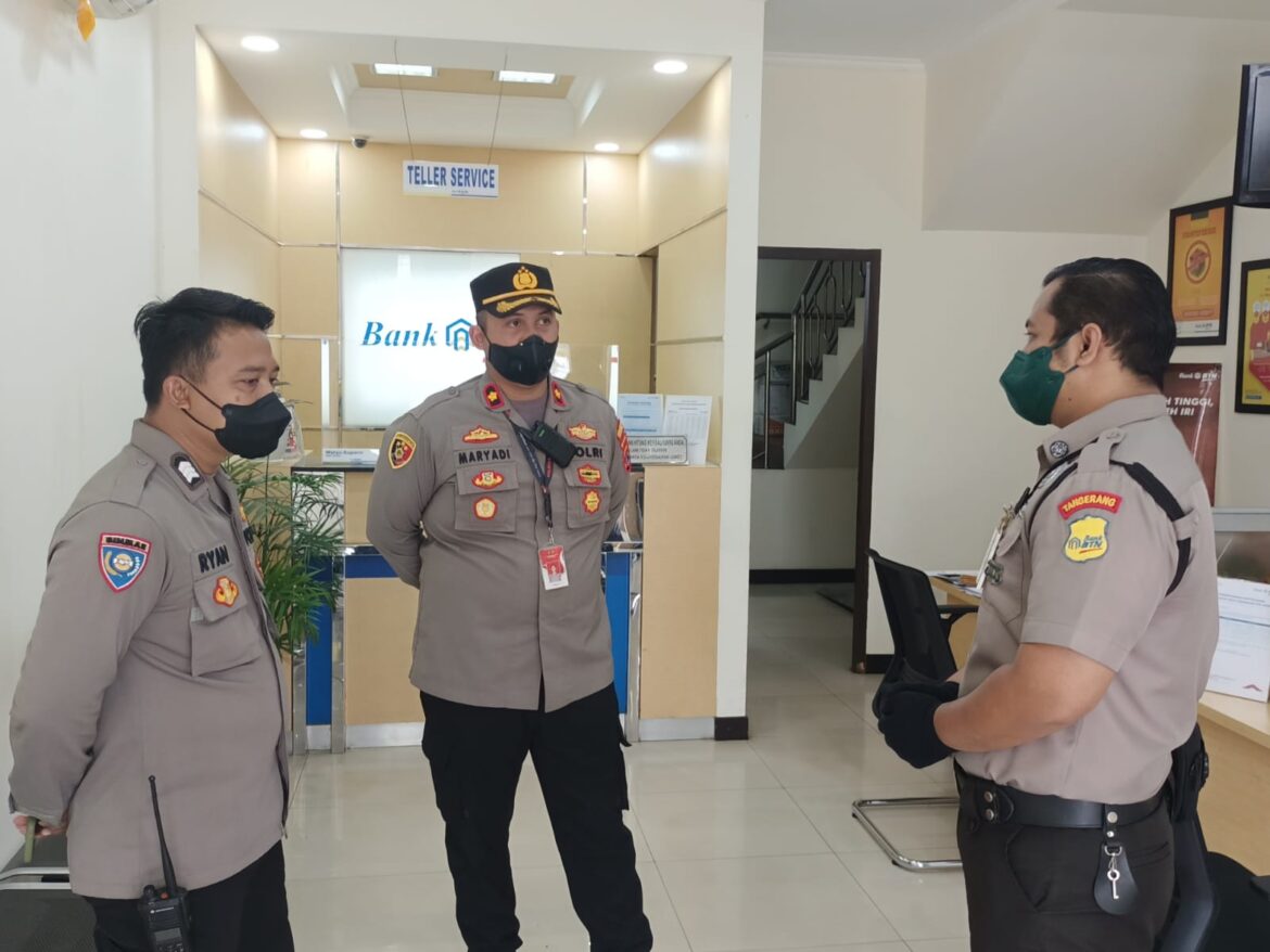 KAPOLSEK PASAR KEMIS PATROLI BANK BCA, BERI PESAN KAMTIBMAS PETUGAS KEAMANAN.