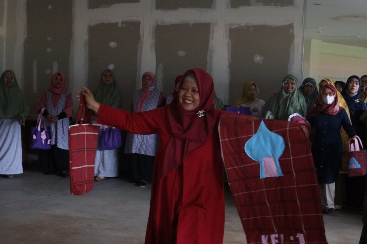 Seusai Latihan Menjahit Puluhan Emak-Emak Tampil Bak Pragawati