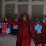 Seusai Latihan Menjahit Puluhan Emak-Emak Tampil Bak Pragawati