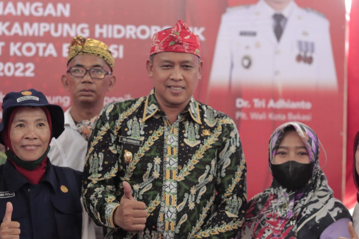 PLTPLT. WALI KOTA BEKASI CANANGKAN PERUM TAMAN RAHAYU REGENSI MENJADI KAMPUNG HIDROPONIK. 