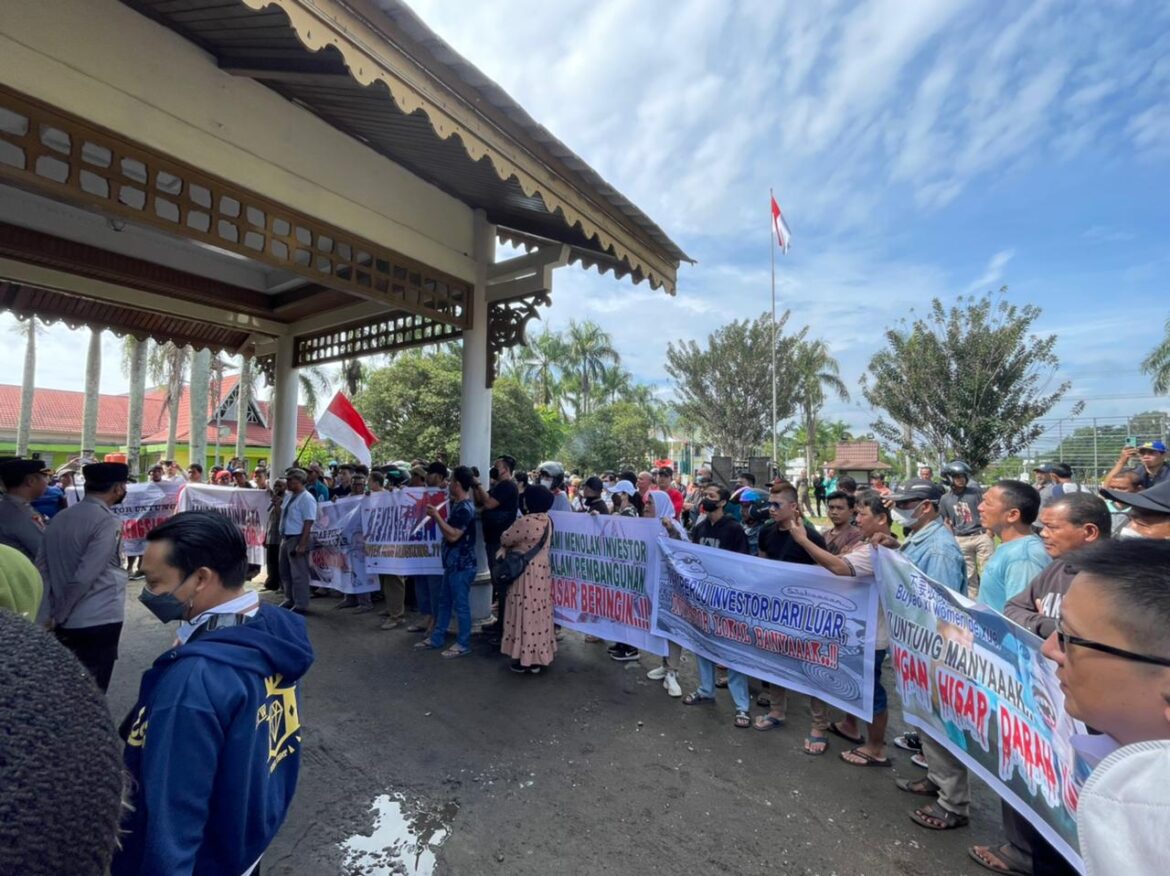Para Pedagang Pasar Beringin Rela Tidak Berjualan Demi Meyampaikan Aspirasi Ke Kantor DPRD Kota Singkawang