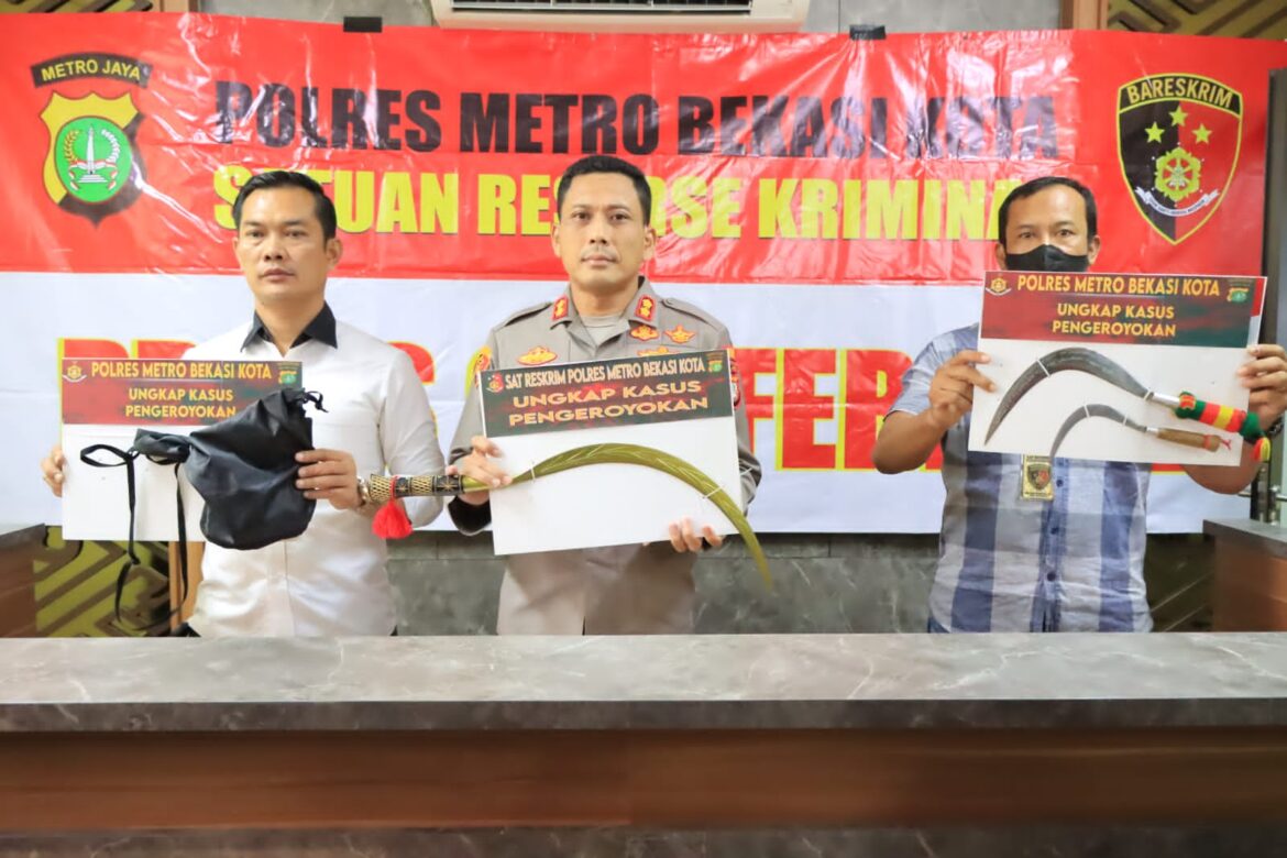 Polres Metro Bekasi Kota Gelar Ungkap Kasus Tawuran Pelajar akibatkan 1 Korban tewas Luka Bacokan senjata Tajam