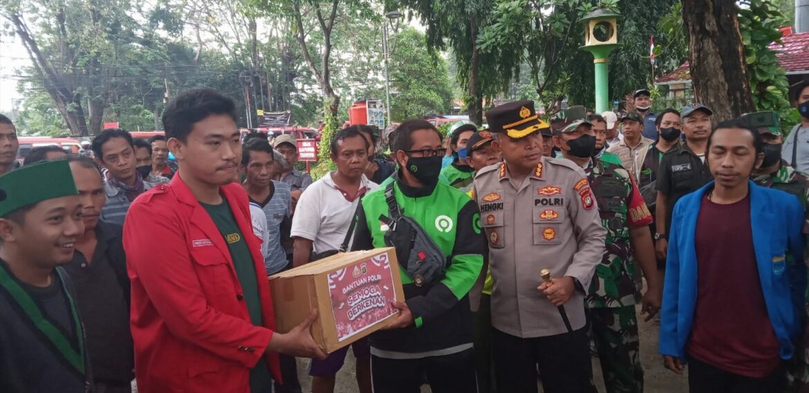 Polres Metro Bekasi Kota gandeng BEM di Bekasi bagikan Paket Sembako untuk Pengemudi Angkot, Ojol dampak Kenaikan BBM