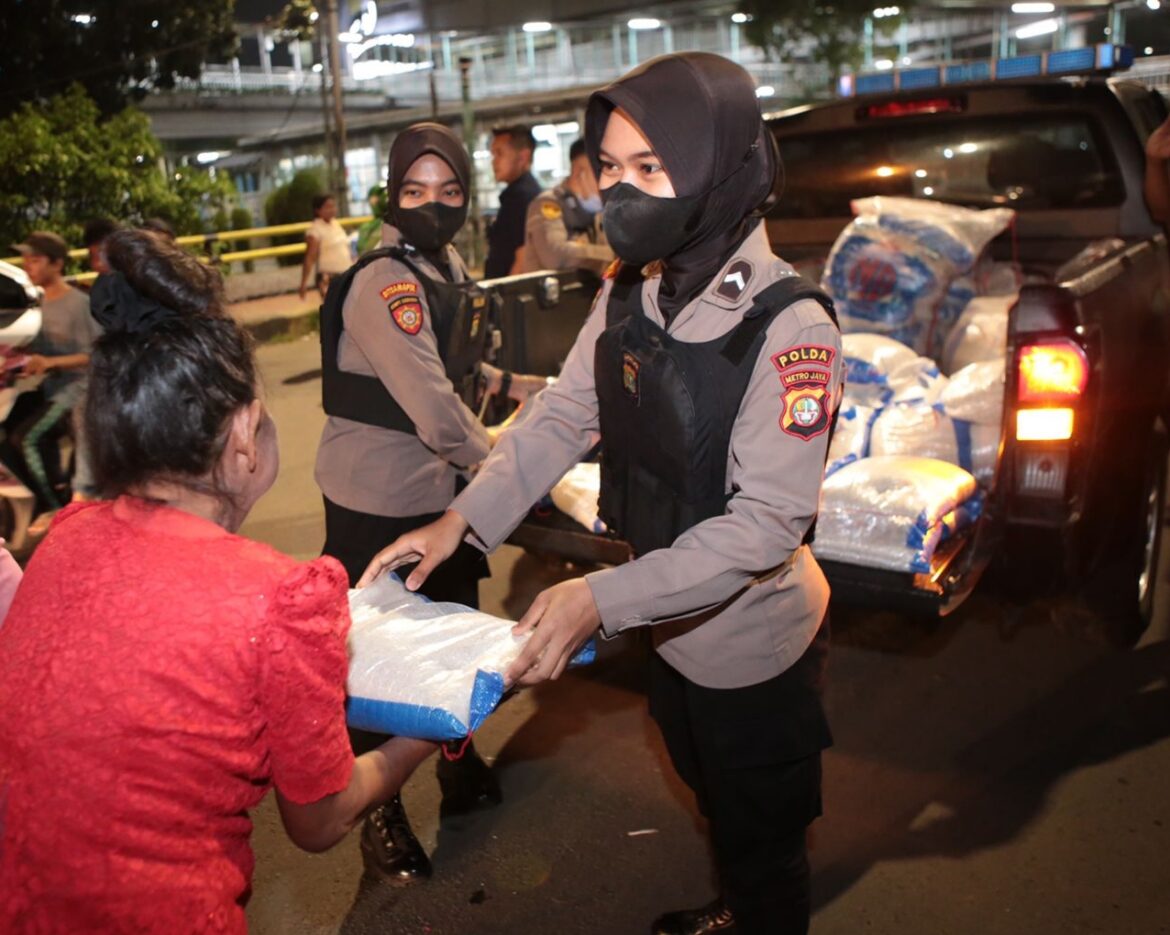 POLRI PEDULI, PATROLI PRESISI POLDA METRO JAYA LAKSANAKAN BAKSOS BAGI SEMBAKO DI MALAM HARI.