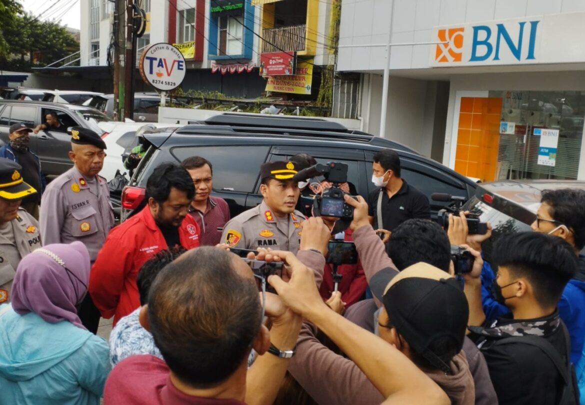 POLRES BEKASI KOTA DAN JAJARAN BAGIKAN SEMBAKO KE PADA OJEK ONLINE (OJOL) DAN OJEK PANGKALAN (OPANG)