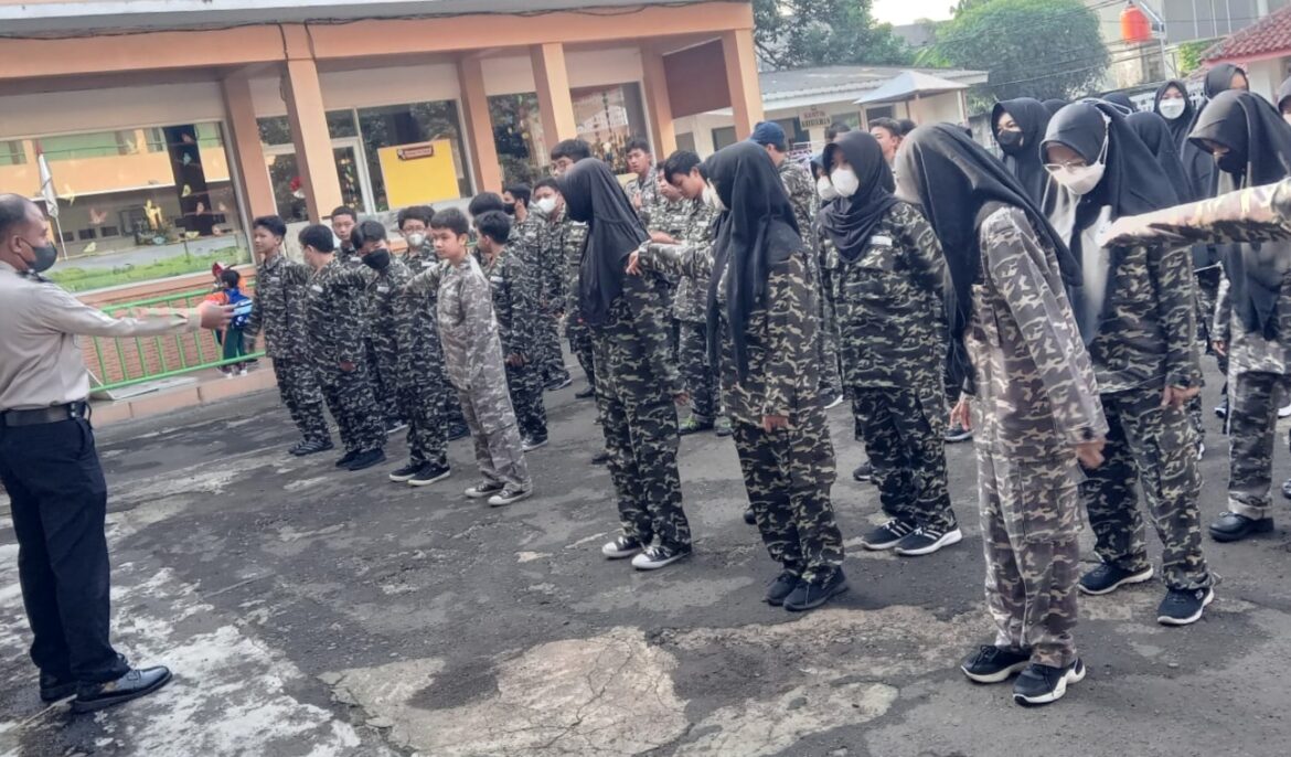 Polri Buka Penerimaan Tamtama, Bhabinkamtibmas Sosialisasi di SMK Arafah Jati Mekar