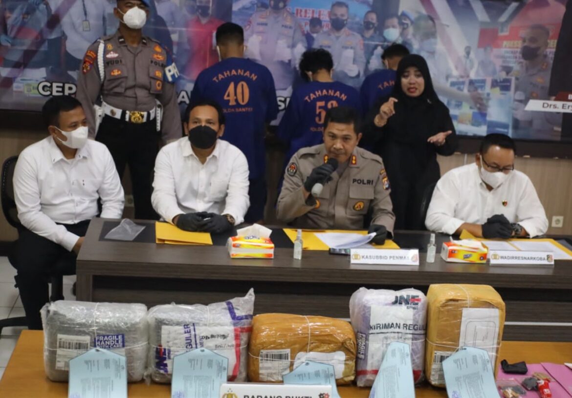 MANFAATKAN JASA PENGIRIMAN BARANG UNTUK EDARKAN  GANJA, TIGA PELAKU DI TANGKAP POLDA BANTEN.   
