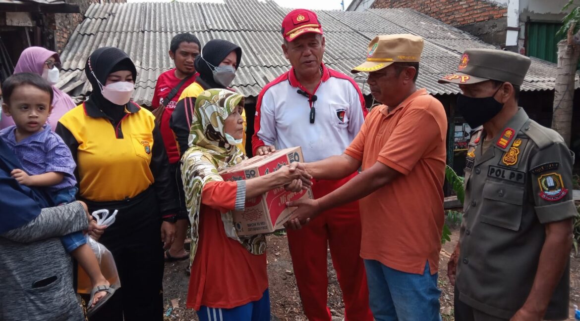 Kapolsek Bekasi Kota Bantu Bersihkan Rumah Warga yang Tak Layak Huni
