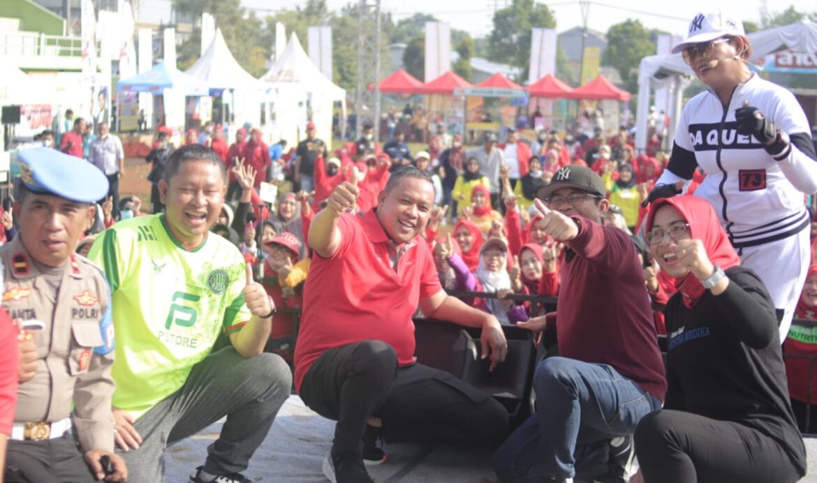 PLT. WALI KOTA BEKASI MANFAATKAN AKHIR PEKAN SENAM BERSAMA WARGA MUSTIKAJAYA