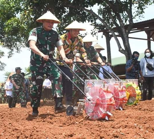 Pangdam IV/Diponegoro Bersama Gubernur Jateng Kompak Tanam Jagung Demi Ketahanan Pangan 