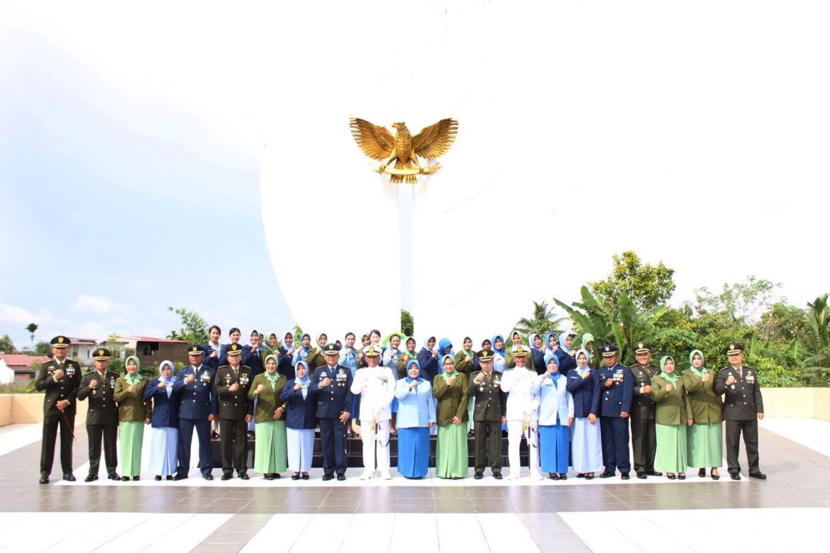 Peringati HUT ke-77, Satuan TNI Garnizun Pontianak Ziarah ke Taman Makam Pahlawan