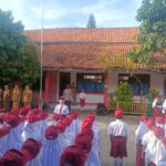 Bhabinkamtibmas Desa Sukaharja Polsek Pasar Kemis Jadi Pembina Upacara di Sekolah Dasar
