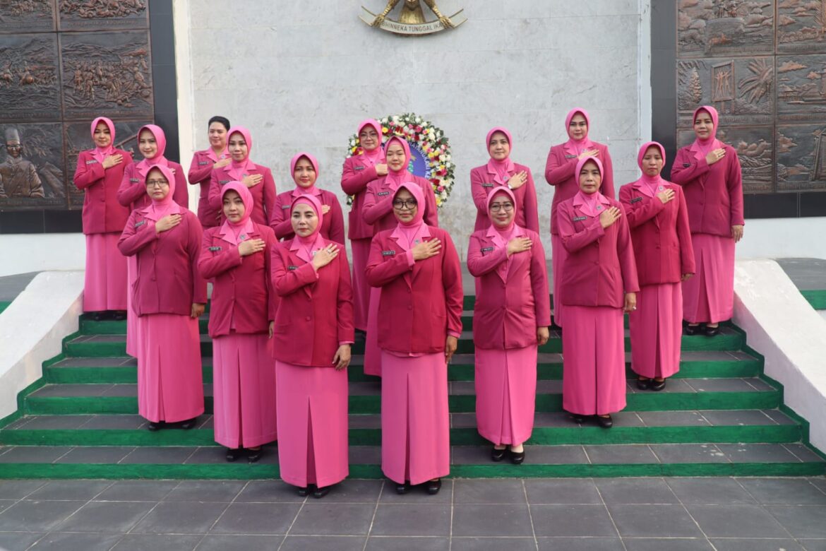 Bhayangkari Daerah Banten Ziarah ke Taman Makam Pahlawan Dalam Rangka HKGB ke-70