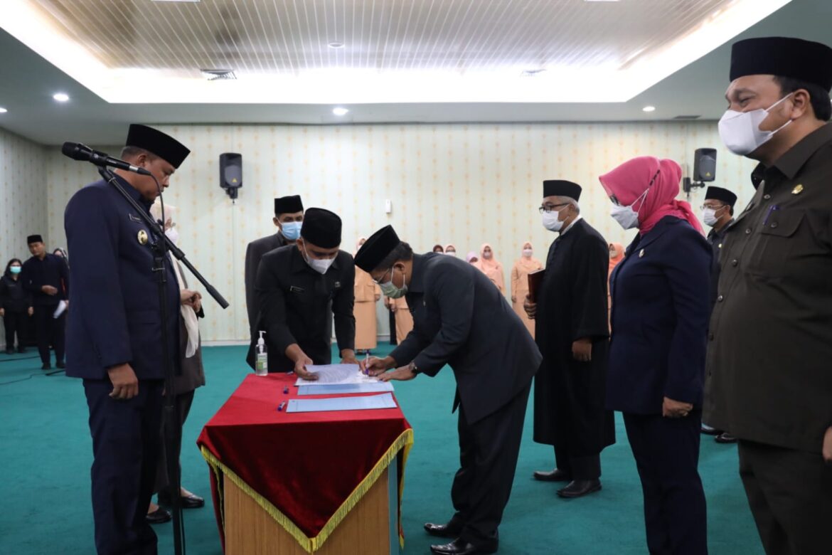 Plt. Wali Kota Bekasi Lantik 16 Pejabat Esselon II Pemerintah Kota Bekasi.