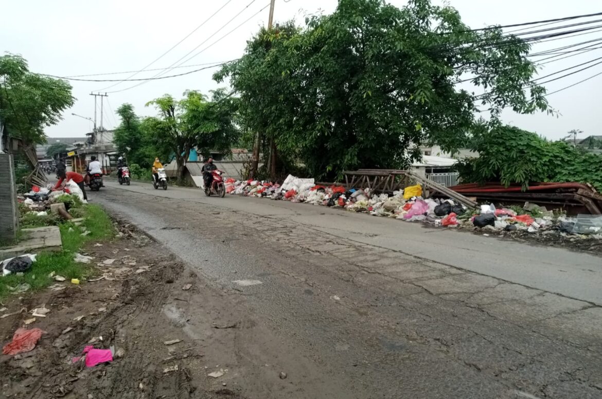 Pinggiran Jalan Utama Pasarkemis – Jatiuwung Menjadi Tempat Pembuangan Sampah Dan di Tambah Jalan Rusak.