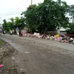 Pinggiran Jalan Utama Pasarkemis - Jatiuwung Menjadi Tempat Pembuangan Sampah Dan di Tambah Jalan Rusak.