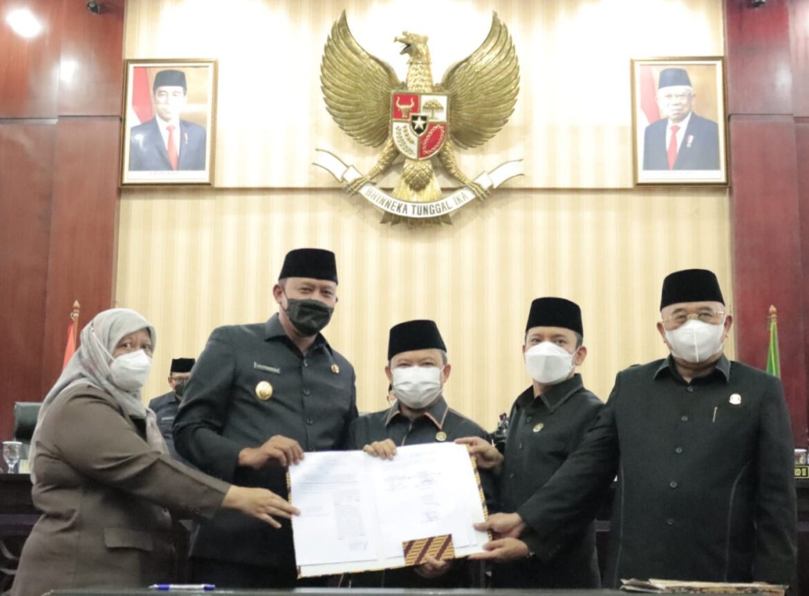 PLT WALI KOTA BEKASI HADIRI RAPAT PARIPURNA KESEPAKATAN ANTARA PEMKOT BEKASI DENGAN DPRD KOTA BEKASI