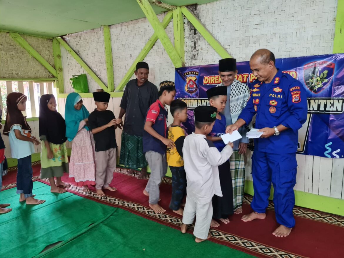 Implementasikan Commander Wish Kapolda Banten, KBO Polairud Polda Banten Berikan Bantuan Sembako Serta Santunan