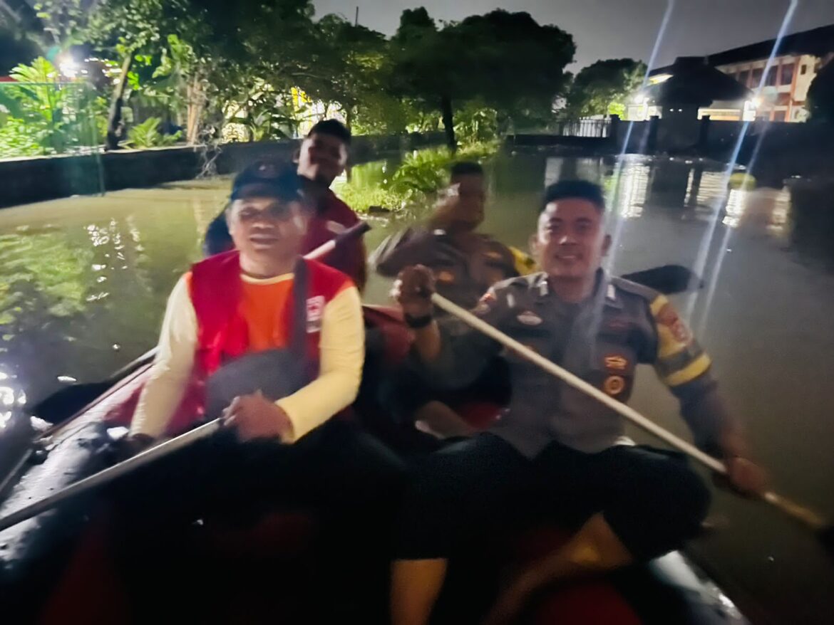 Polsek Pasar Kemis Polresta Tangerang, Sigap Evakuasi Warga Yang Terdampak Banjir