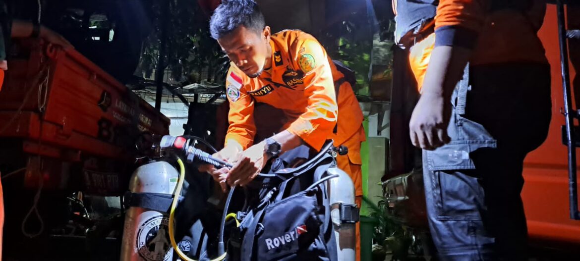 TIM SAR GABUNGAN LAKUKAN PENCARIAN TERHADAP BOCAH YANG TENGGELAM DI BANJIR KANAL TIMUR