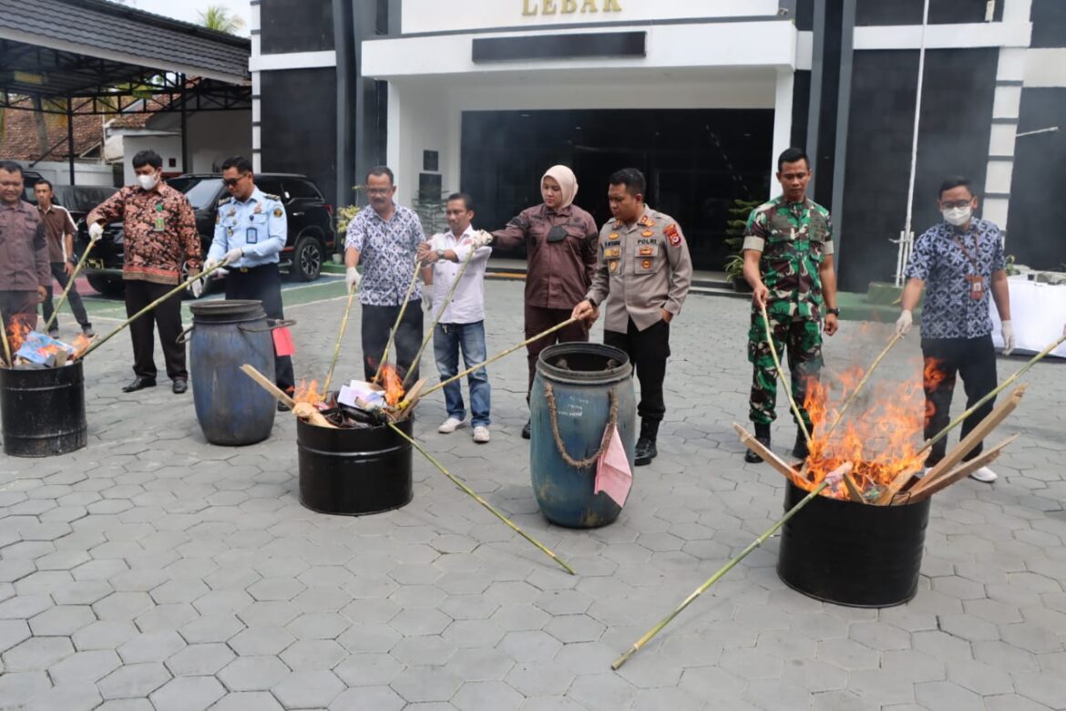 Kapolres Lebak Hadiri Pemusnahan Barang Bukti Tindak Pidana