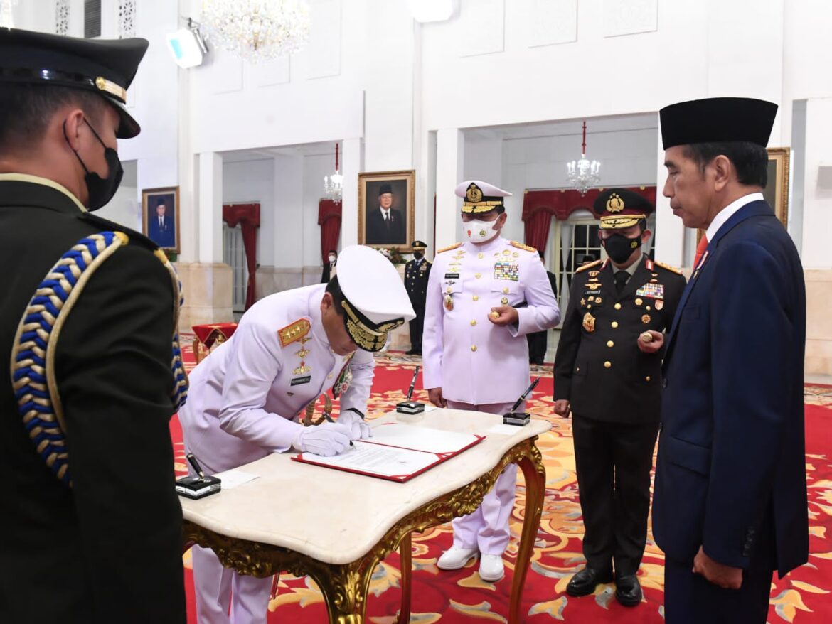 Presiden Jokowi Lantik Muhammad Ali sebagai KSAL di Istana Negara