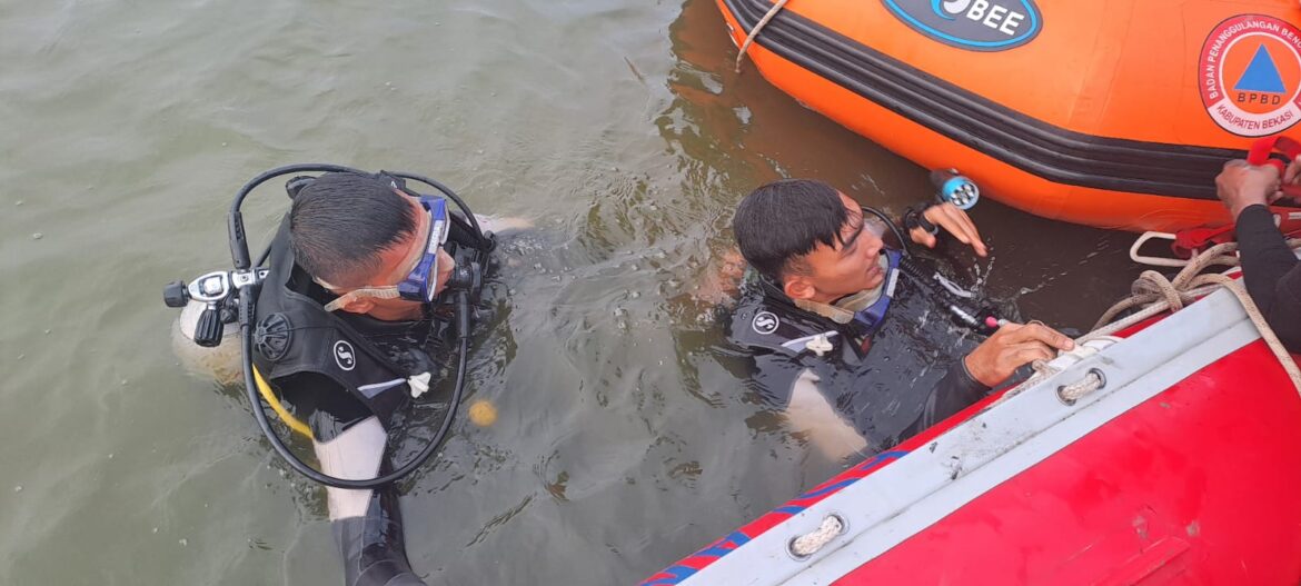TIM SAR GABUNGAN CARI SEORANG ANAK YG TENGGELAM DI TAMBUN