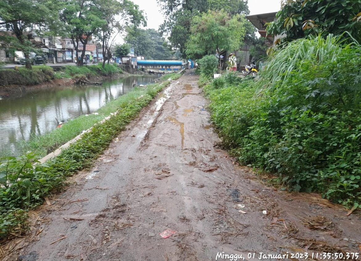 Tak Dapat Perhatian Khusus, Warga Keluhkan Jalan yang Rusak