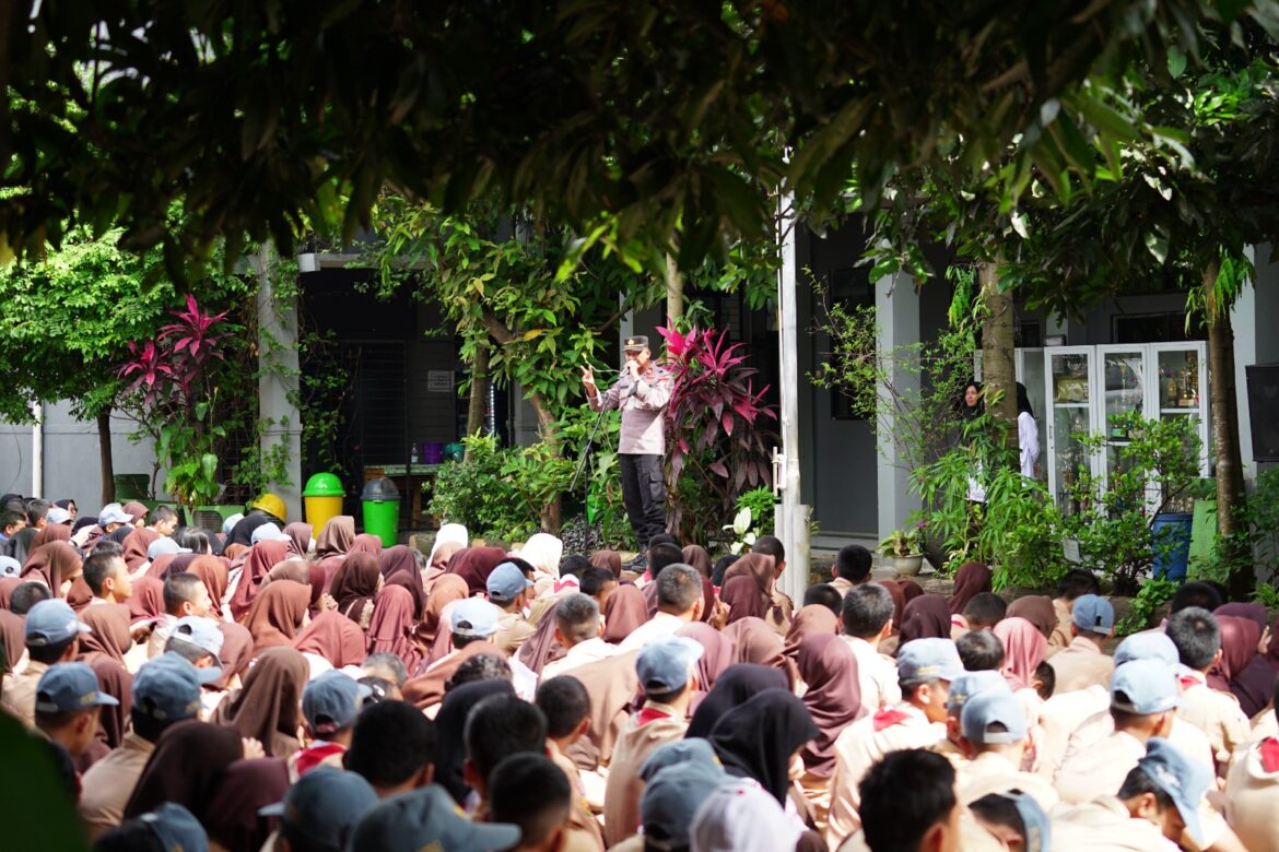 SMKN 4 Kota Bekasi Kerjasama Bersama Pihak Kepolisian Serta Berikan Sosialisasi Pembinaan Kepada Anak Pelajar