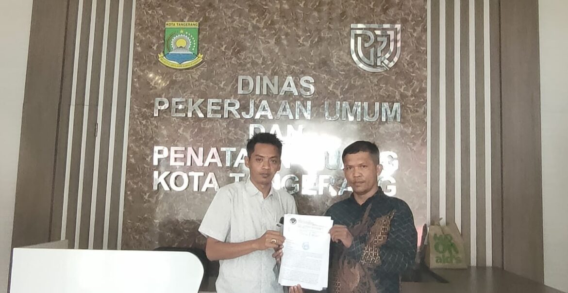 Selanjutnya Wartawan melakukan pengisian buku tamu dan membuatkan janji ingin bertemu dengan Kepala Bidang Tata Ruang Dinas PUPR.