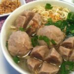 Para ibu-ibu masih membeli bakso dan sajian pun dan rasa masih aroma daging sapi.