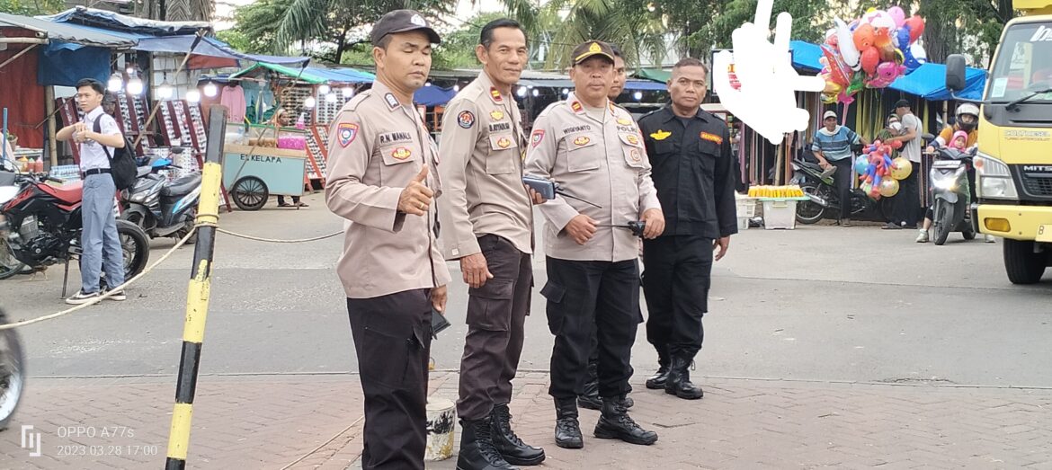 Polsek pasar Kemis pantau situasi pasar Puri jaya agar tetap aman dan kondusif.