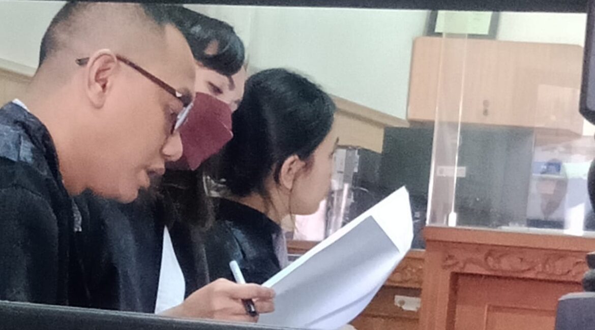Djoko Sukamtono 71 tahun pemilik sertipikat asli produk BPN di tuntut 4 penjara oleh JPU Syahanara. Tomson Situmeang minta terdakwa di bebaskan.