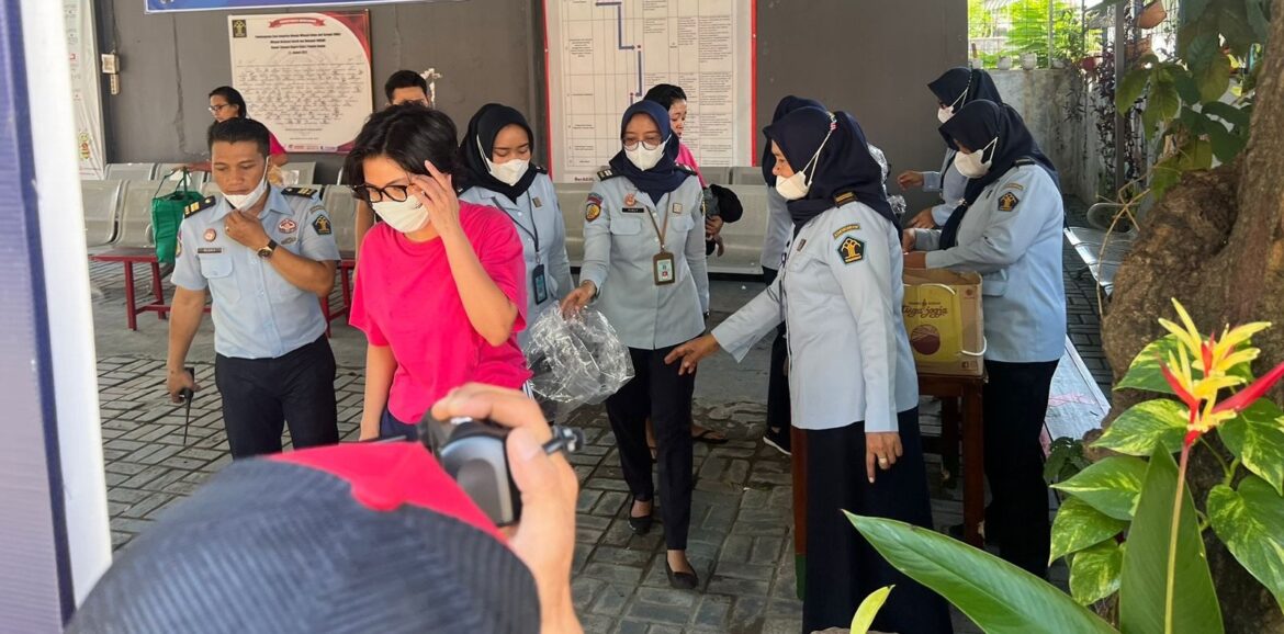 Jadi penggantian kerugian tidak akan menghilangkan atau menghapus pidana. Makanya, tolong laen kali itu kuasa hukum dan pengacara, kuliah yang benar.