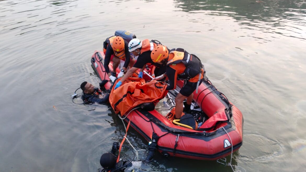 JASAD ABK KM DEDI JAYA YANG TENGGELAM DI PERAIRAN MUARA KALI ADEM DIEVAKUASI DARI DALAM AIR MELALUI PROSES PENYELAMAN.