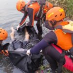 Tim pertama melakukan upaya penyisiran menggunakan rubber boat di sepanjang aliran Banjir Kanal Barat hingga radius 2 KM dari lokasi kejadian.