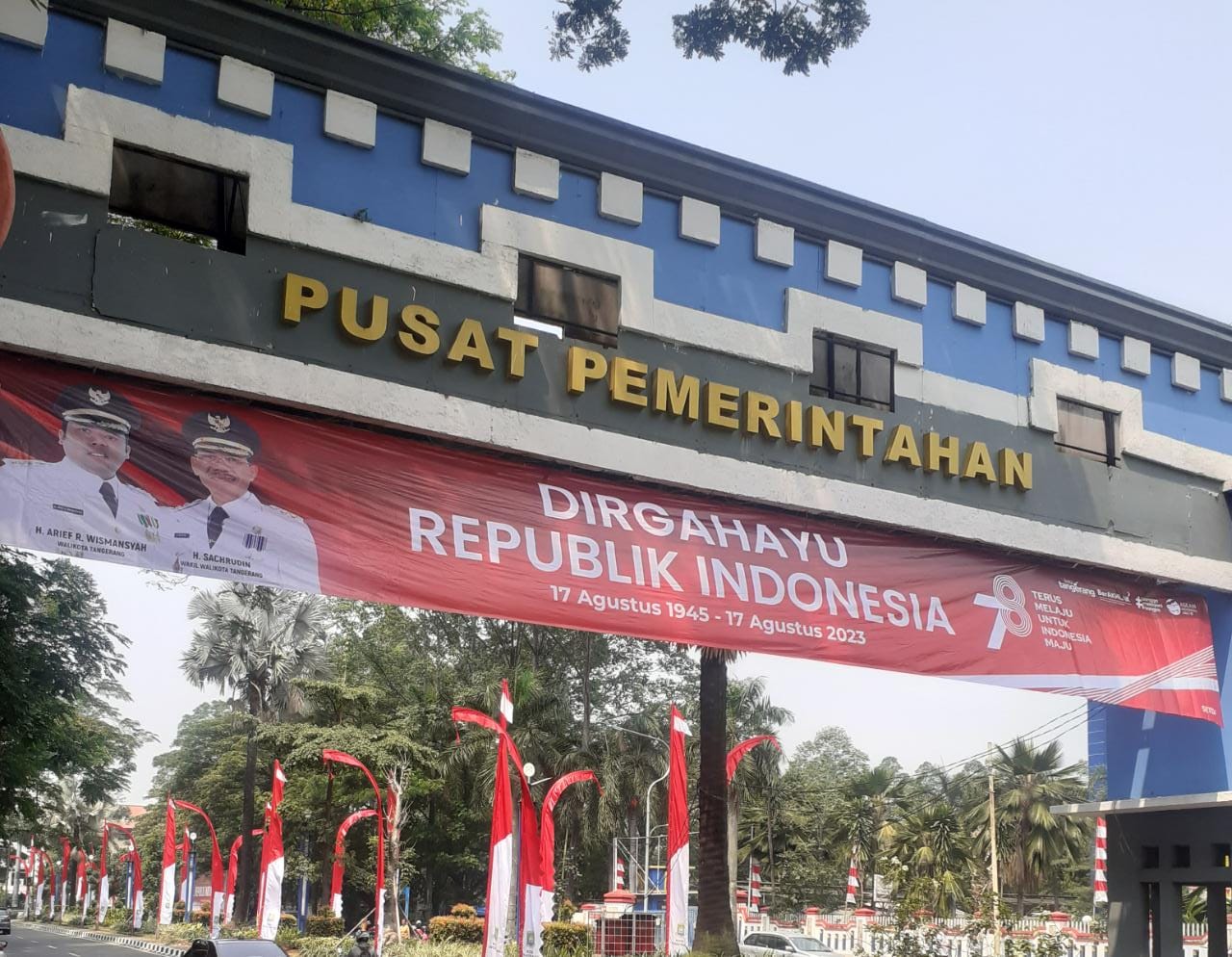 Gapura Gerbang Area Gedung Perkantoran Pemkot Tangerang, kurang menghormati Hutri yang ke-78 tahun.