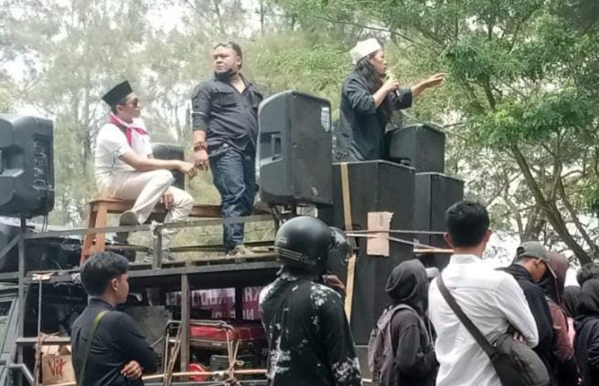 Aksi damai itu dibentuk kemarahan para pencari kerja lokal yang amat sulit mendapatkan pekerjaan di wilayah industri terbesar.