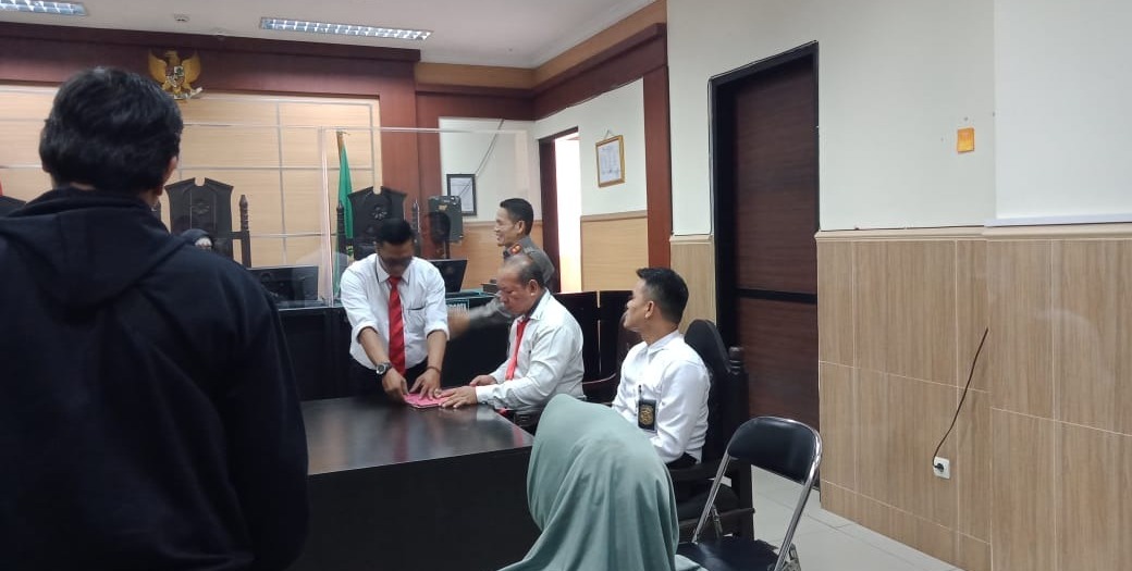Gertak sambal satpol PP Kota Tangerang hangat hangat tai ayam. Jam 11 di sidangkan jam 15 pedagang dan penyewa alat permainan penuhi alun-alun.
