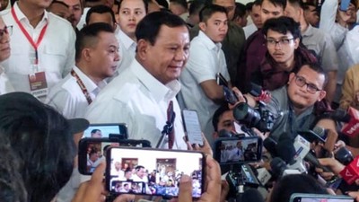 Prabowo malu berdamping dengan usia muda, se-usia cucunya, tak pantas kali.