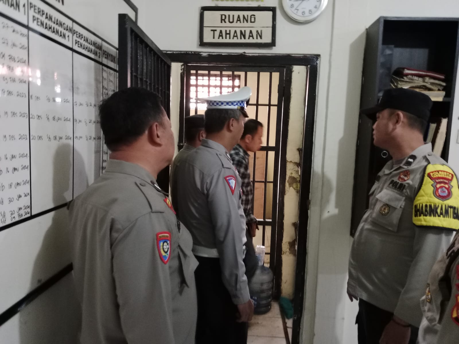 Pawas Polsek Pasar Kemis dan Piket Fungsi Cek Ruang Tahanan