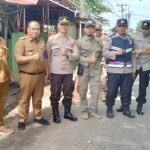 Kepala desa(kades )Pangadegan dampingi camat pasar Kemis tinjau lokasi jalan yang amblas.