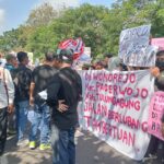 Banyak infrastruktur yang terbengkalai dan mangkrak belum terselesaikan oleh Bupati Priode yang lalu.