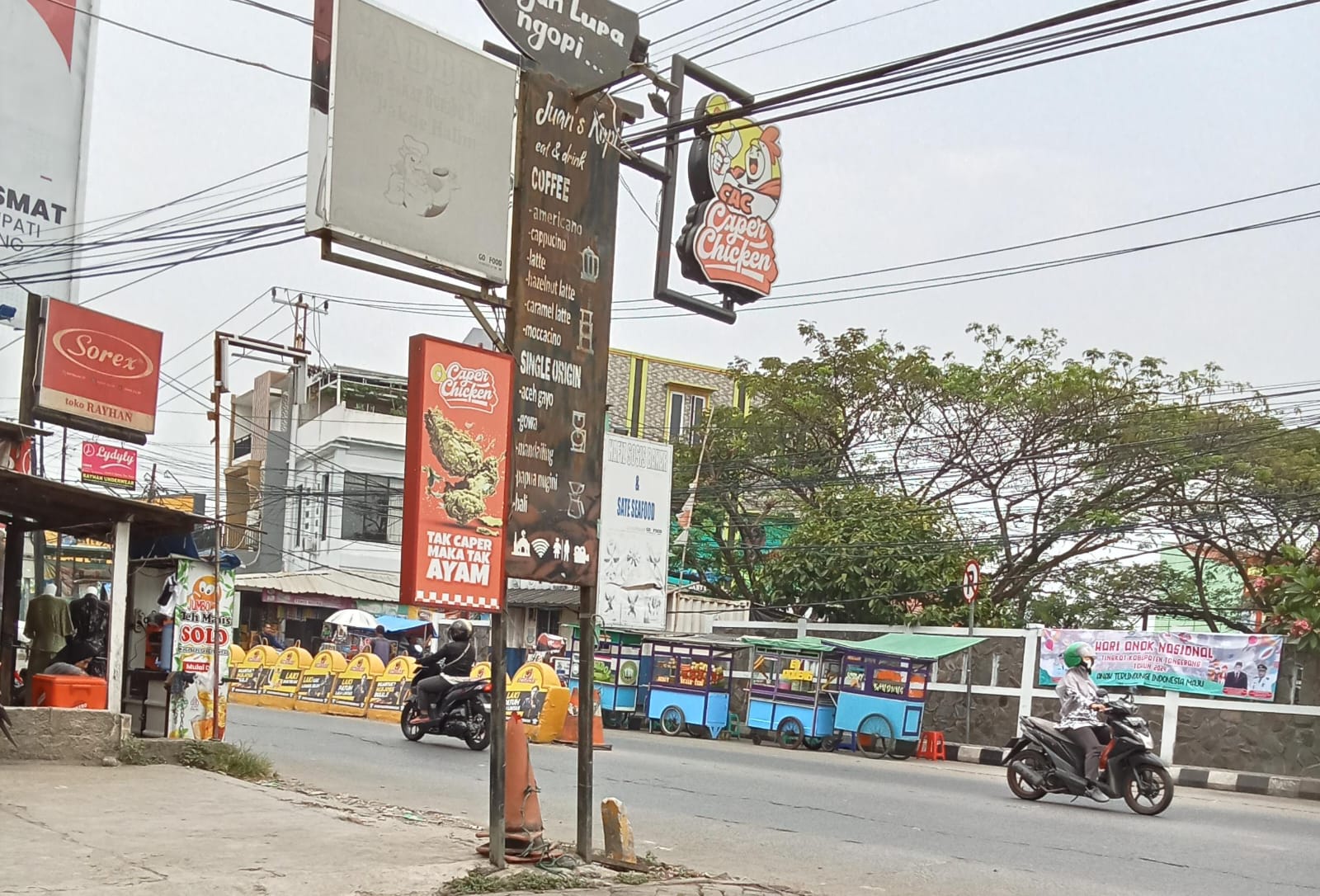 Pihak pedagang yang di minta bermacam-macam, dari tukang nasi goreng sampai jualan es.